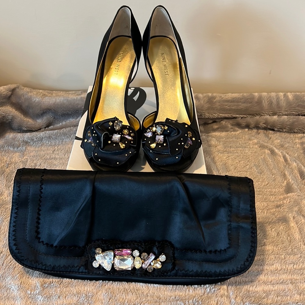 Nine West Ensign Pump and Matching Clutch Purse.